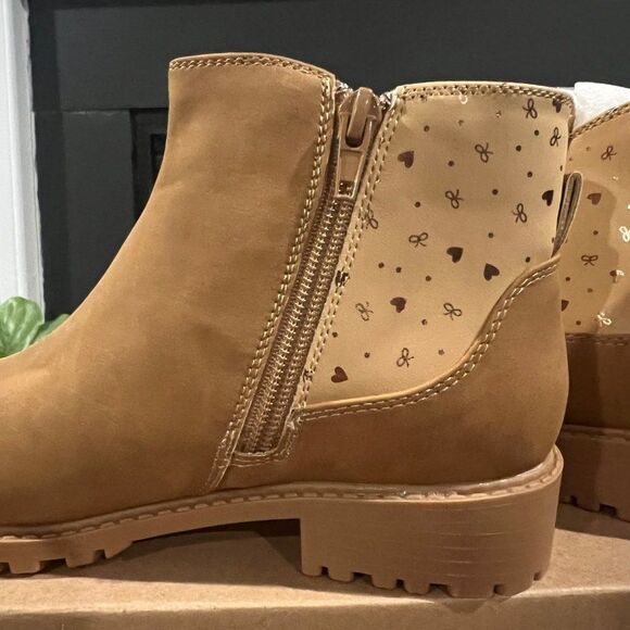 Coutgo Girls Ankle Boots Cute Round Toe Pattern Booties Faux Suede Side Zipper - Picture 3 of 8